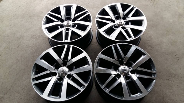 ขายล้อแม็กป้ายแดง fortuner 18"สนใจติดต่อ ตาเล็ก ล้อและยางครับ 081-3747940