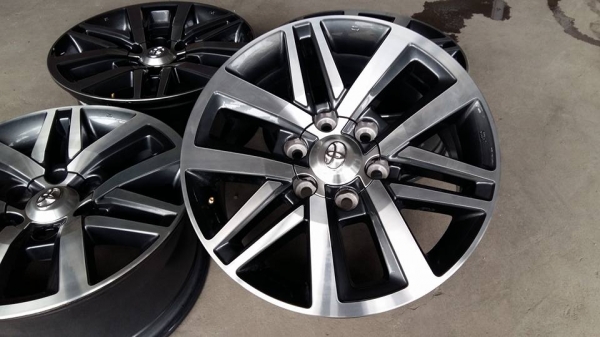 ขายล้อแม็กป้ายแดง fortuner 18"สนใจติดต่อ ตาเล็ก ล้อและยางครับ 081-3747940