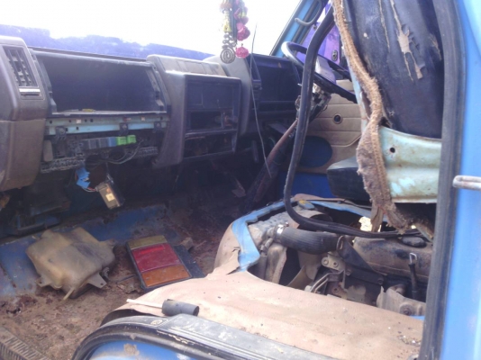 รถอีซูซู 6 ล้อ ( ไม่ดั้ม ) NKR 110 แรงม้า. ปี 32.    สนใจติดต่อ  081 - 6079515