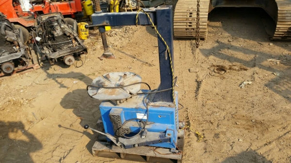 อีกตัวครับ กับสภาพสวยๆ เครื่องถอดยาง เปลี่ยนยาง HOFMANN H 120 เก่าญี่ปุ่น