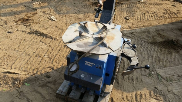 อีกตัวครับ กับสภาพสวยๆ เครื่องถอดยาง เปลี่ยนยาง HOFMANN H 120 เก่าญี่ปุ่น