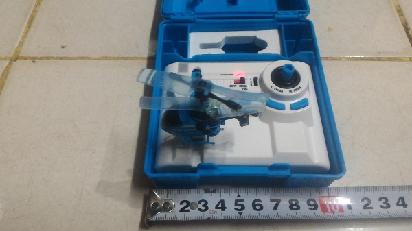 เฮลิคอปเตอร์บังคับด้วยวิทยุลำเล็กมากๆ แค่ 3 ซม . ทำเป็นกล่องพร้อมวิทยุที่บังคับในกล่อง