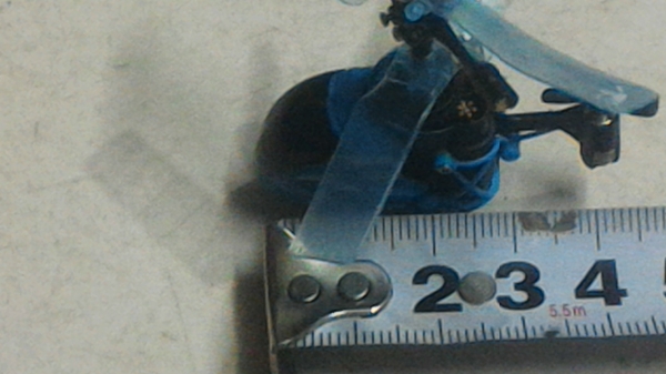 เฮลิคอปเตอร์บังคับด้วยวิทยุลำเล็กมากๆ แค่ 3 ซม . ทำเป็นกล่องพร้อมวิทยุที่บังคับในกล่อง