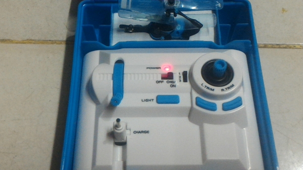 เฮลิคอปเตอร์บังคับด้วยวิทยุลำเล็กมากๆ แค่ 3 ซม . ทำเป็นกล่องพร้อมวิทยุที่บังคับในกล่อง