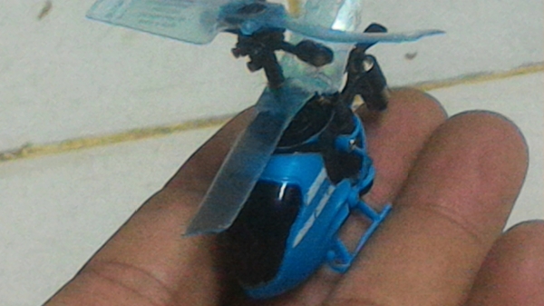 เฮลิคอปเตอร์บังคับด้วยวิทยุลำเล็กมากๆ แค่ 3 ซม . ทำเป็นกล่องพร้อมวิทยุที่บังคับในกล่อง