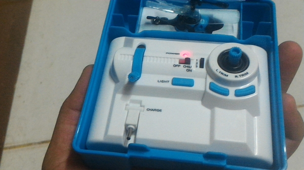 เฮลิคอปเตอร์บังคับด้วยวิทยุลำเล็กมากๆ แค่ 3 ซม . ทำเป็นกล่องพร้อมวิทยุที่บังคับในกล่อง