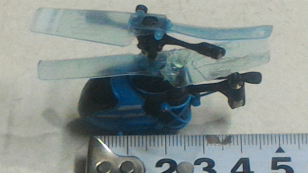 เฮลิคอปเตอร์บังคับด้วยวิทยุลำเล็กมากๆ แค่ 3 ซม . ทำเป็นกล่องพร้อมวิทยุที่บังคับในกล่อง