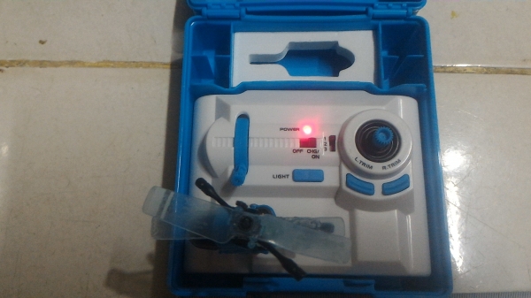 เฮลิคอปเตอร์บังคับด้วยวิทยุลำเล็กมากๆ แค่ 3 ซม . ทำเป็นกล่องพร้อมวิทยุที่บังคับในกล่อง