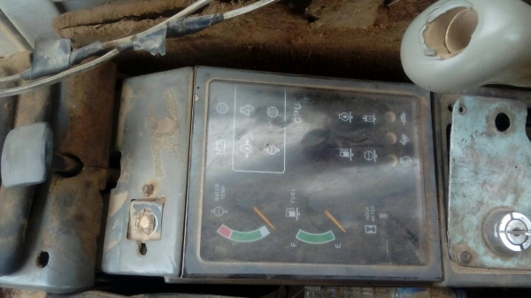 KOBELCO MARK // SK 200 ซีเรียล YN-4390 รถบอดี้สวย เครื่องยนต์เดิมๆปั๊ม K3V ภายในเก๋งสภาพดี มีระบบแอร์ครบพร้อม ช่วงล่างชุดโซ่โรลเลอร์และใบแทรกใช้งานไม่ได้หนึ่งข้างแต่อุปกรณ์ยังเหลือใก้ครบพร้ิมครับ เฟรมมีผุบ้างทั้งสองข้างนะครับยังสามารถใช้งานได้ครับ เครื่อง