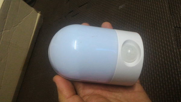 ไฟส่องสวางแบบอัตโนมัติถ้ามืดหรือไม่มีแสงจะติดเอง เป็นแบบใช้ถ่าน 4 ก้อน (ทำเป็นแบบใช้ต่อจากหม้อแปลงได้ 6 V.)