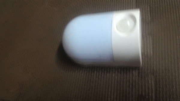 ไฟส่องสวางแบบอัตโนมัติถ้ามืดหรือไม่มีแสงจะติดเอง เป็นแบบใช้ถ่าน 4 ก้อน (ทำเป็นแบบใช้ต่อจากหม้อแปลงได้ 6 V.)