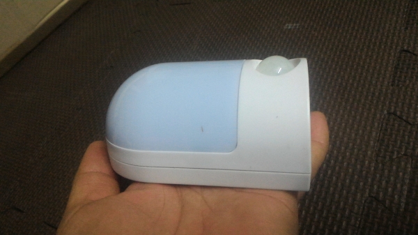 ไฟส่องสวางแบบอัตโนมัติถ้ามืดหรือไม่มีแสงจะติดเอง เป็นแบบใช้ถ่าน 4 ก้อน (ทำเป็นแบบใช้ต่อจากหม้อแปลงได้ 6 V.)