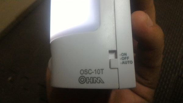 ไฟส่องสวางแบบอัตโนมัติถ้ามืดหรือไม่มีแสงจะติดเอง เป็นแบบใช้ถ่าน 4 ก้อน (ทำเป็นแบบใช้ต่อจากหม้อแปลงได้ 6 V.)