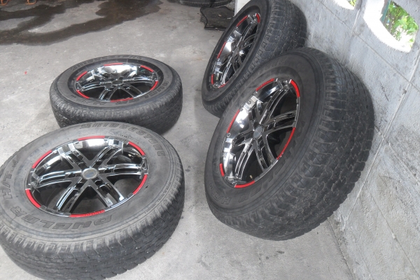 ล้อแม็ก17นิ้ว6รู พร้อมยาง สวยๆ 4 ล้อ ราคา 8900 บาท
