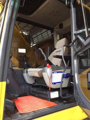 KOMATSU PC200-8MO (เจ้าของขายเอง) 5,xxx ชม. ประกันศูนย์อยู่ทุกอย่าง รถปี 13 รถออกป่ายแดง รถมือเดียว พร้อมใช้งาน  สนใจติดต่อด้วย 0890854790