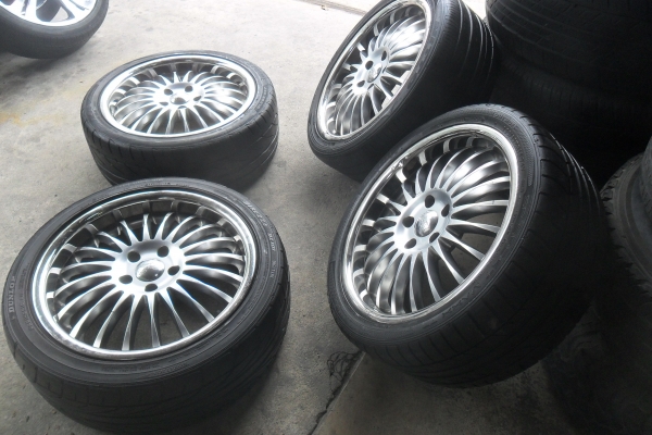 ล้อแม็ก18นิ้ว5รู114 พร้อมยาง สวยๆ 4 ล้อ ราคา 8900 บาท