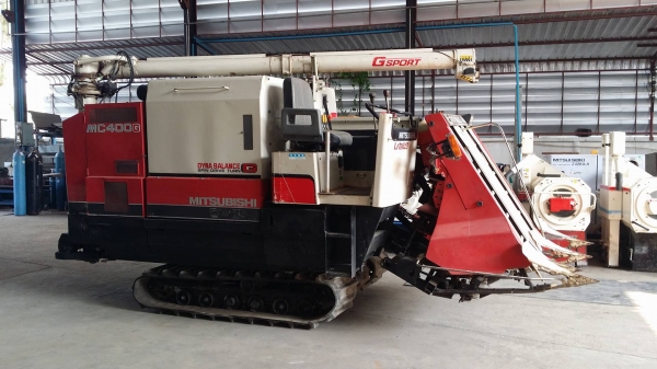 รถเกี่ยวข้าวพร้อมนวดข้าวในตัว แบบนั่งขับ เก่าญี่ปุ่น  MITSUBISHI  รุ่น  MC400G