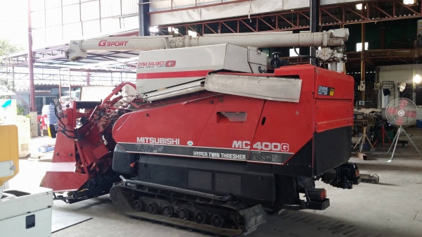 รถเกี่ยวข้าวพร้อมนวดข้าวในตัว แบบนั่งขับ เก่าญี่ปุ่น  MITSUBISHI  รุ่น  MC400G