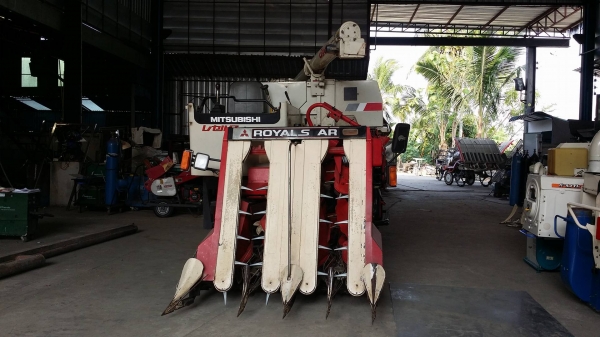 รถเกี่ยวข้าวพร้อมนวดข้าวในตัว แบบนั่งขับ เก่าญี่ปุ่น  MITSUBISHI  รุ่น  MC400G