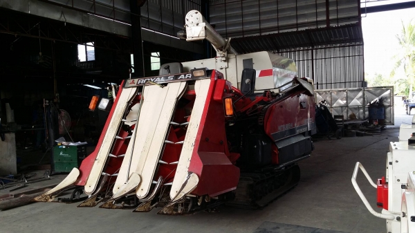 รถเกี่ยวข้าวพร้อมนวดข้าวในตัว แบบนั่งขับ เก่าญี่ปุ่น  MITSUBISHI  รุ่น  MC400G