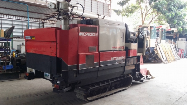 รถเกี่ยวข้าวพร้อมนวดข้าวในตัว แบบนั่งขับ เก่าญี่ปุ่น  MITSUBISHI  รุ่น  MC400G