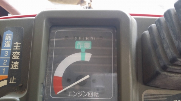 รถเกี่ยวข้าวพร้อมนวดข้าวในตัว แบบนั่งขับ เก่าญี่ปุ่น  YANMAR  รุ่น  Ee-2