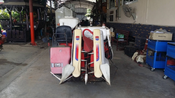 รถเกี่ยวข้าวพร้อมนวดข้าวในตัว แบบนั่งขับ เก่าญี่ปุ่น  YANMAR  รุ่น  Ee-2