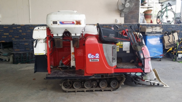 รถเกี่ยวข้าวพร้อมนวดข้าวในตัว แบบนั่งขับ เก่าญี่ปุ่น  YANMAR  รุ่น  Ee-2