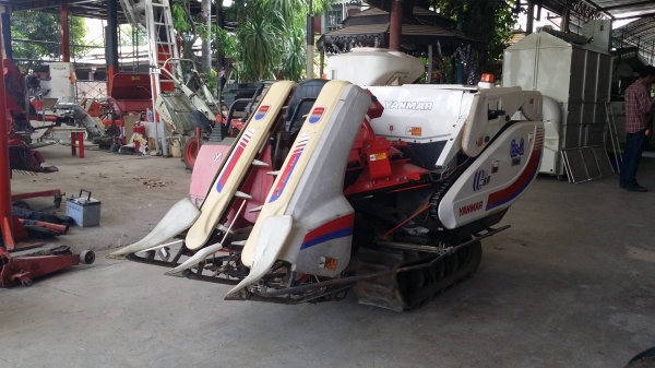 รถเกี่ยวข้าวพร้อมนวดข้าวในตัว แบบนั่งขับ เก่าญี่ปุ่น  YANMAR  รุ่น  Ee-2