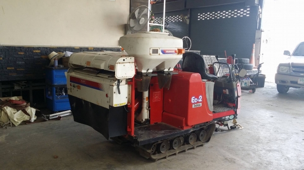 รถเกี่ยวข้าวพร้อมนวดข้าวในตัว แบบนั่งขับ เก่าญี่ปุ่น  YANMAR  รุ่น  Ee-2