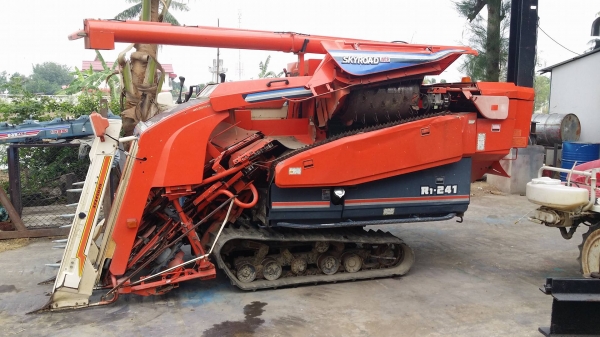 รถเกี่ยวข้าวพร้อมนวดข้าวในตัว แบบนั่งขับ เก่าญี่ปุ่น  KUBOTA รุ่น R1-241G เกี่ยวข้าว 3 แถว มีชุดเกี่ยวข้าวล้ม มีท่อส่งข้าว