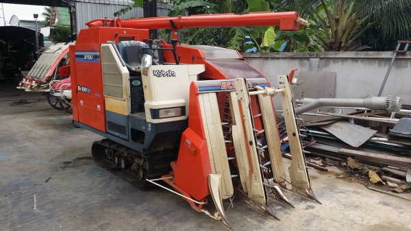 รถเกี่ยวข้าวพร้อมนวดข้าวในตัว แบบนั่งขับ เก่าญี่ปุ่น  KUBOTA รุ่น R1-241G เกี่ยวข้าว 3 แถว มีชุดเกี่ยวข้าวล้ม มีท่อส่งข้าว