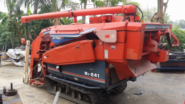 รถเกี่ยวข้าวพร้อมนวดข้าวในตัว แบบนั่งขับ เก่าญี่ปุ่น  KUBOTA รุ่น R1-241G เกี่ยวข้าว 3 แถว มีชุดเกี่ยวข้าวล้ม มีท่อส่งข้าว