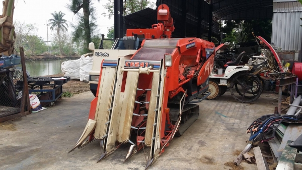 รถเกี่ยวข้าวพร้อมนวดข้าวในตัว แบบนั่งขับ เก่าญี่ปุ่น  KUBOTA รุ่น R1-241G เกี่ยวข้าว 3 แถว มีชุดเกี่ยวข้าวล้ม มีท่อส่งข้าว