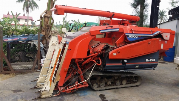 รถเกี่ยวข้าวพร้อมนวดข้าวในตัว แบบนั่งขับ เก่าญี่ปุ่น  KUBOTA รุ่น R1-241G เกี่ยวข้าว 3 แถว มีชุดเกี่ยวข้าวล้ม มีท่อส่งข้าว
