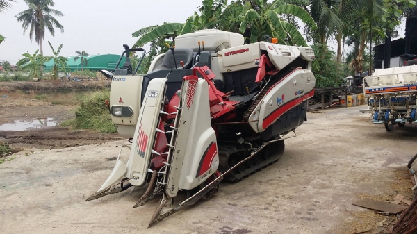 รถเกี่ยวข้าวพร้อมนวดข้าวในตัว แบบนั่งขับ เก่าญี่ปุ่น  MITSUBISHI รุ่น VM5