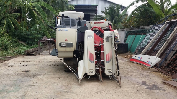 รถเกี่ยวข้าวพร้อมนวดข้าวในตัว แบบนั่งขับ เก่าญี่ปุ่น  MITSUBISHI รุ่น VM5