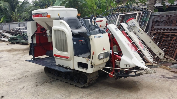 รถเกี่ยวข้าวพร้อมนวดข้าวในตัว แบบนั่งขับ เก่าญี่ปุ่น  MITSUBISHI รุ่น VM5