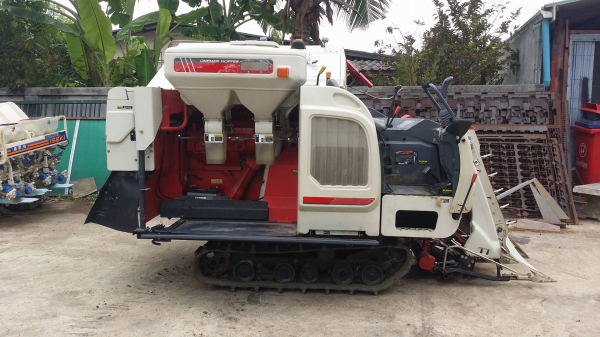 รถเกี่ยวข้าวพร้อมนวดข้าวในตัว แบบนั่งขับ เก่าญี่ปุ่น  MITSUBISHI รุ่น VM5