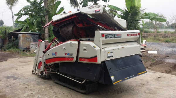 รถเกี่ยวข้าวพร้อมนวดข้าวในตัว แบบนั่งขับ เก่าญี่ปุ่น  MITSUBISHI รุ่น VM5