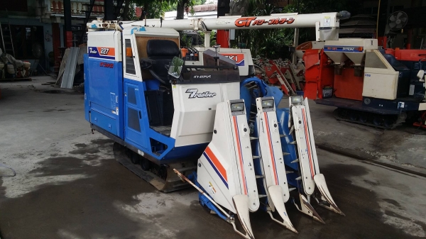 รถเกี่ยวข้าวพร้อมนวดข้าวในตัว แบบนั่งขับ เก่าญี่ปุ่น  ISEKI  รุ่น FRONTIER 227