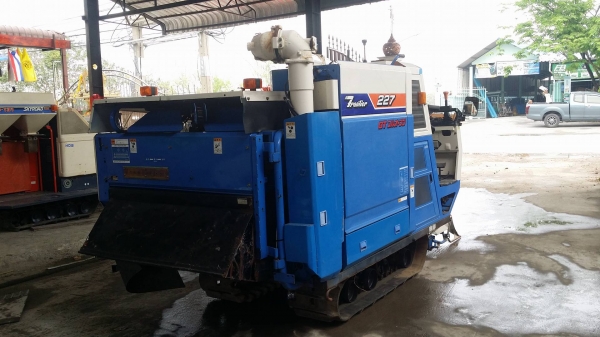 รถเกี่ยวข้าวพร้อมนวดข้าวในตัว แบบนั่งขับ เก่าญี่ปุ่น  ISEKI  รุ่น FRONTIER 227