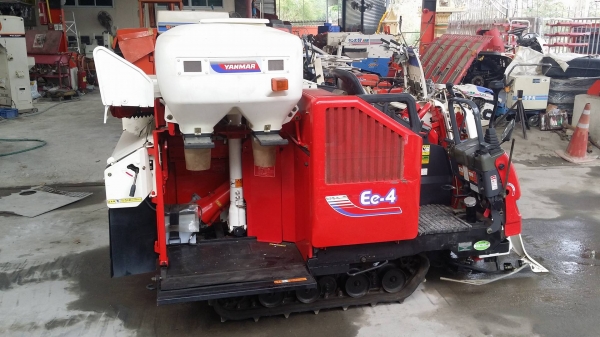 รถเกี่ยวข้าวพร้อมนวดข้าวในตัว แบบนั่งขับ เก่าญี่ปุ่น  YANMAR  รุ่น  Ee-4