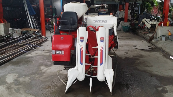 รถเกี่ยวข้าวพร้อมนวดข้าวในตัว แบบนั่งขับ เก่าญี่ปุ่น  YANMAR  รุ่น  Ee-4