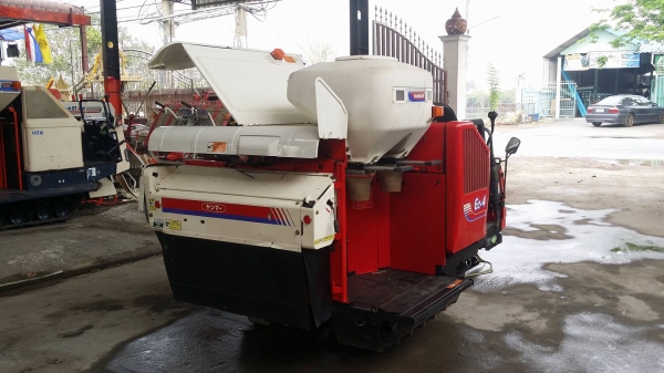 รถเกี่ยวข้าวพร้อมนวดข้าวในตัว แบบนั่งขับ เก่าญี่ปุ่น  YANMAR  รุ่น  Ee-4