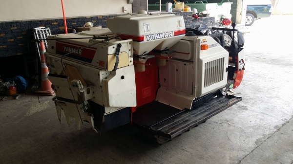 รถเกี่ยวข้าวพร้อมนวดข้าวในตัว แบบนั่งขับ เก่าญี่ปุ่น  YANMAR   รุ่น CA125