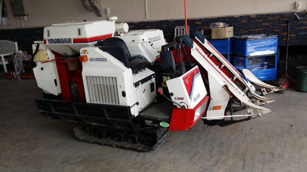 รถเกี่ยวข้าวพร้อมนวดข้าวในตัว แบบนั่งขับ เก่าญี่ปุ่น  YANMAR   รุ่น CA125