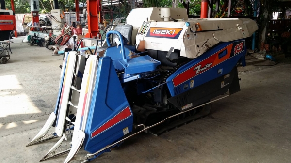 รถเกี่ยวข้าวพร้อมนวดข้าวในตัว แบบนั่งขับ เก่าญี่ปุ่น  ISEKI รุ่น  FRONTIER 13