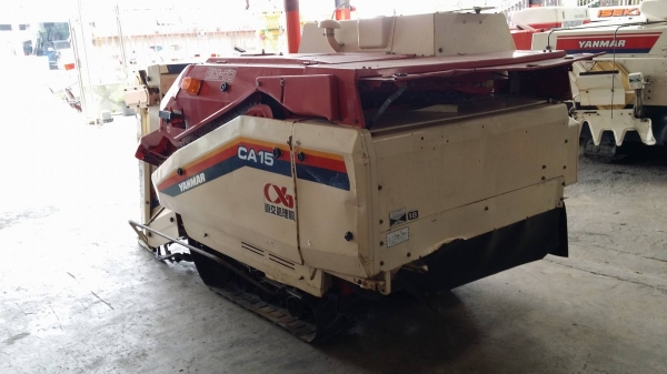 รถเกี่ยวข้าวพร้อมนวดข้าวในตัว แบบนั่งขับ เก่าญี่ปุ่น  YANMAR รุ่น  CA15