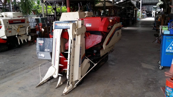 รถเกี่ยวข้าวพร้อมนวดข้าวในตัว แบบนั่งขับ เก่าญี่ปุ่น  YANMAR รุ่น  CA15